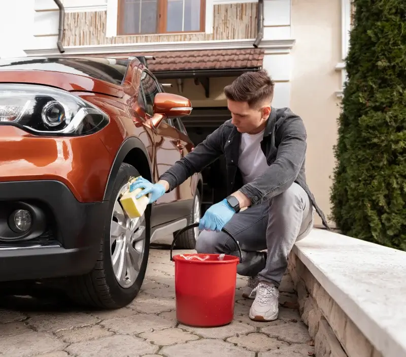 Lavage auto à domicile La Chapelle-Neuve : professionnel intervenant sur un véhicule